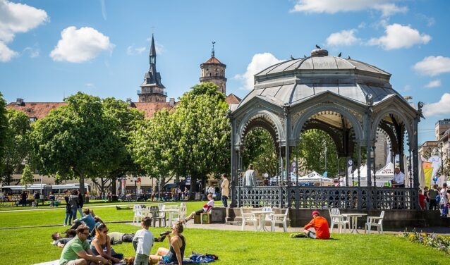 Personnes étendues dans un parc parisien ou stuttgartois.