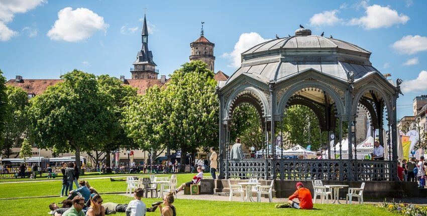 Personnes étendues dans un parc parisien ou stuttgartois.