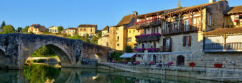 Auch, village pittoresque reflété dans la rivière paisible.