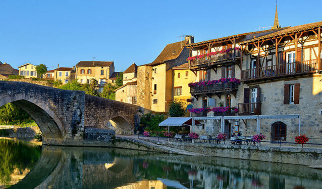 Auch, village pittoresque reflété dans la rivière paisible.