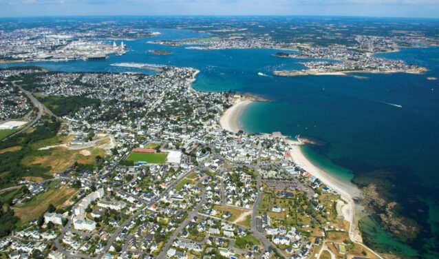 Vue aérienne Lorient, zones résidentielles, plages.