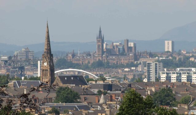 Paysage urbain de Glasgow avec bâtiments historiques et modernes.