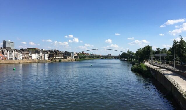 Maastricht Aix La Chapelle - scène de rivière moderne.