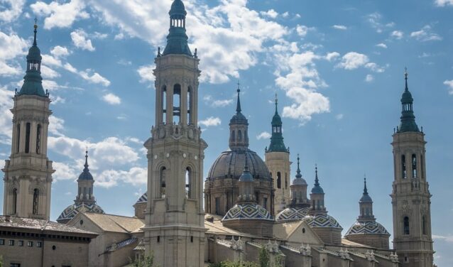 Saragosse : Basilique majestueuse sous un ciel partiellement nuageux.