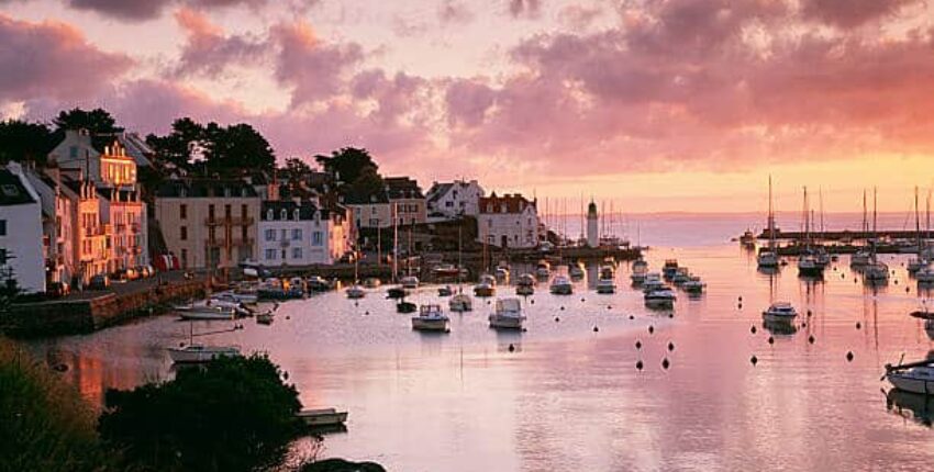 côte de belle-île -en-mer en Bretagne avec un couché de soleil rosé