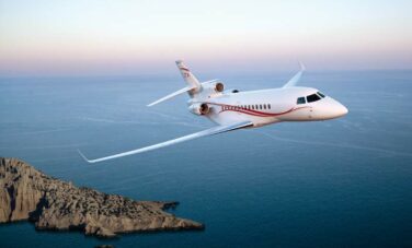 Le jet privé Dassault Falcon 7x qui vole au-dessus de la mer