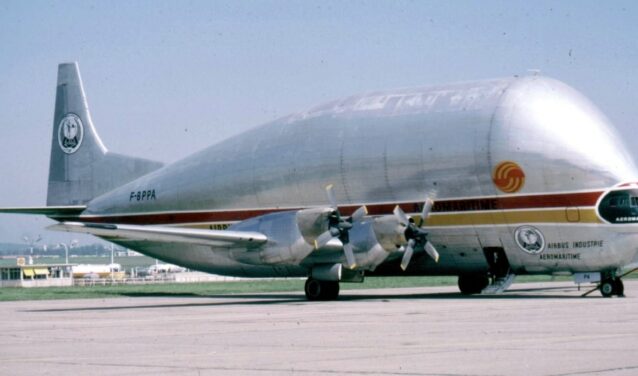 Avion cargo Super Guppy en train de décoller