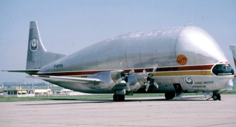 Avion cargo Super Guppy en train de décoller