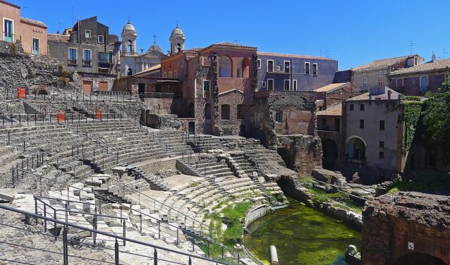 Amphithéâtre romain à Catane sous ciel bleu.