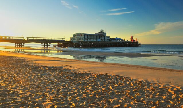 Jetée de Bournemouth au coucher du soleil avec fond d'océan calme.