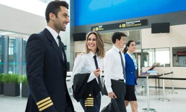 hôtesse de l'air et steward à l'aéroport