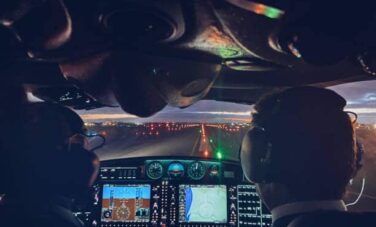 pilote jet privé piste atterrissage de nuit