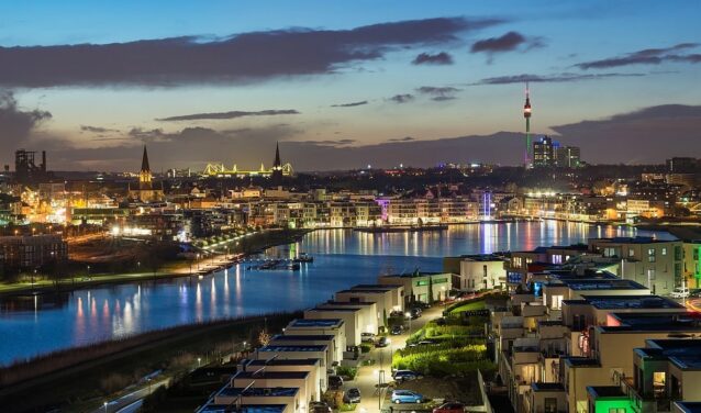 Rivière Dortmund au crépuscule avec des maisons modernes.