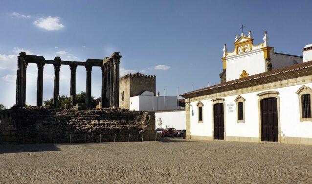 Ruines antiques et église à Evora Azur.