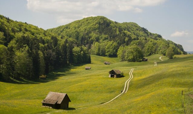 location jet privé - Collines verdoyantes avec cabanes en bois.