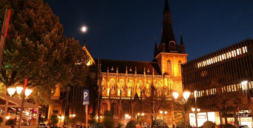 Place de la cathédrale illuminée en pleine nuit, Liège, Belgique