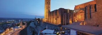 Amiens Glisy : Canal pittoresque avec café et église.