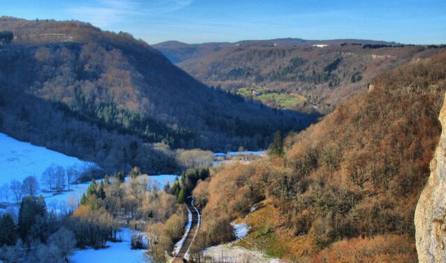 Payerne : vue vallée pittoresque sous ciel bleu.