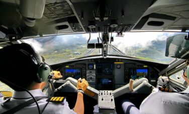 location jet privé, vue cockpit avec pilotes en uniforme.