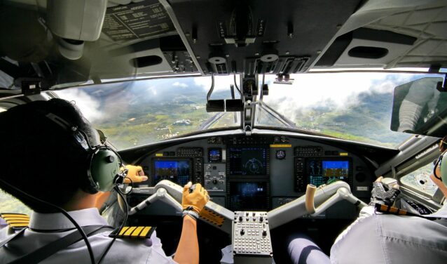 location jet privé, vue cockpit avec pilotes en uniforme.