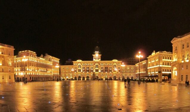 Trieste Ronchi del Legionari : Place de la ville la nuit.