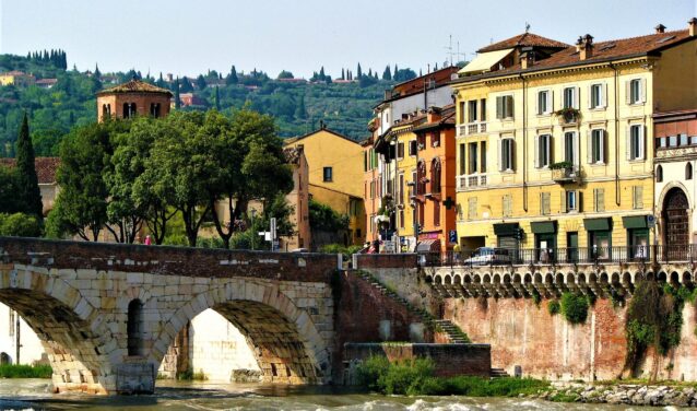 **Vérone-Boscomantico : location de jet privé** : Pont historique, nature verdoyante.