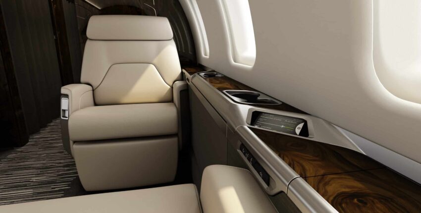 Intérieur luxueux du Challenger 650, cuir beige, accents de bois.