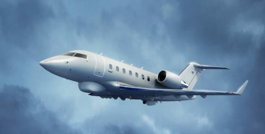 location de jet privé : Challenger 650 dans un ciel nuageux