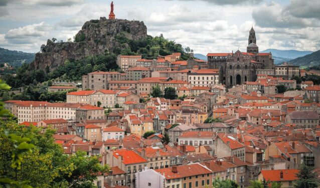 Le Puy-en-Velay vue panoramique, statue et cathédrale.