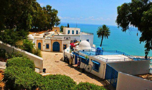 ville et mer bleue tunis