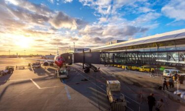 avions posé à l'aéroport biggest airports in the world