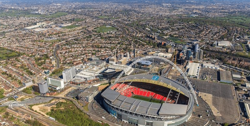 Vue aérienne du stade EURO 2020, environnement urbain.