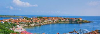 Ville côtière pittoresque de Nessebar avec plage et mer.