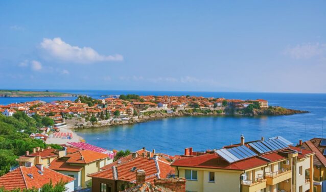 Ville côtière pittoresque de Nessebar avec plage et mer.