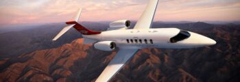 location de jet privé: LEARJET 70 survolant montagnes au coucher du soleil