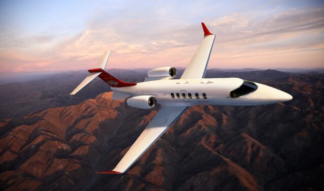 location de jet privé: LEARJET 70 survolant montagnes au coucher du soleil