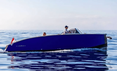 Bateau à moteur Lanéva Bateaux naviguant sur une eau bleue et calme.