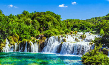 Locations vacances Croatie : cascades et falaises pittoresques.