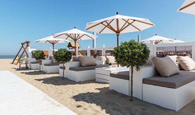 Plage Knokke-le-Zoute : lounge relaxant, canapés blancs, ciel bleu