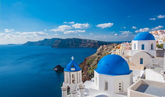 Santorin, Grèce : Bâtiments blancs et mer bleue.