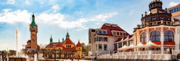 Place pittoresque de Sopot avec tour et fontaine.