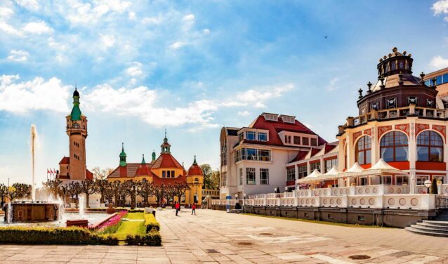 Place pittoresque de Sopot avec tour et fontaine.