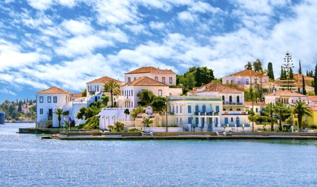 Vue panoramique sur le front de mer dans le village de Spetses.