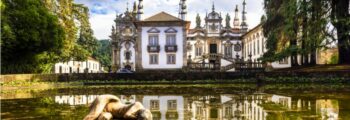 Palais baroque reflété dans un étang, Vila Real.