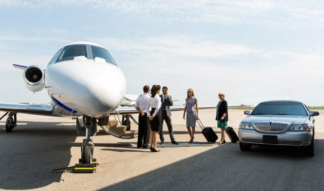 Location de jet privé, groupe en discussion sur le tarmac.