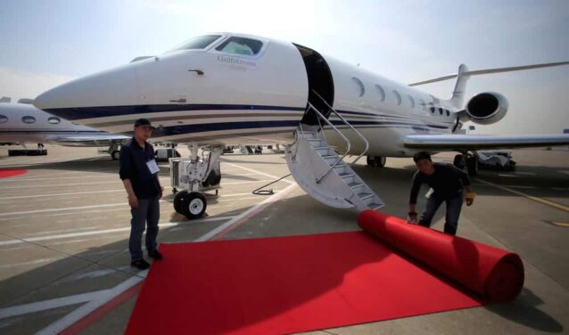 jet privé Gulfstream avec tapis rouge