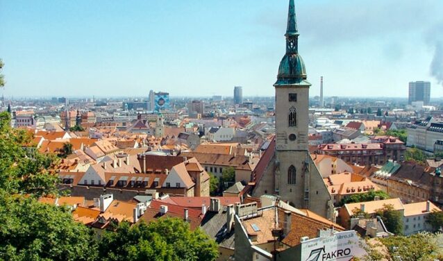 Bratislava_old_town_from_castle_hill-Crédit-wikimedia-Commons