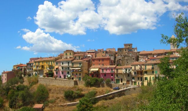 Location de jet privé : village coloré, ciel bleu.