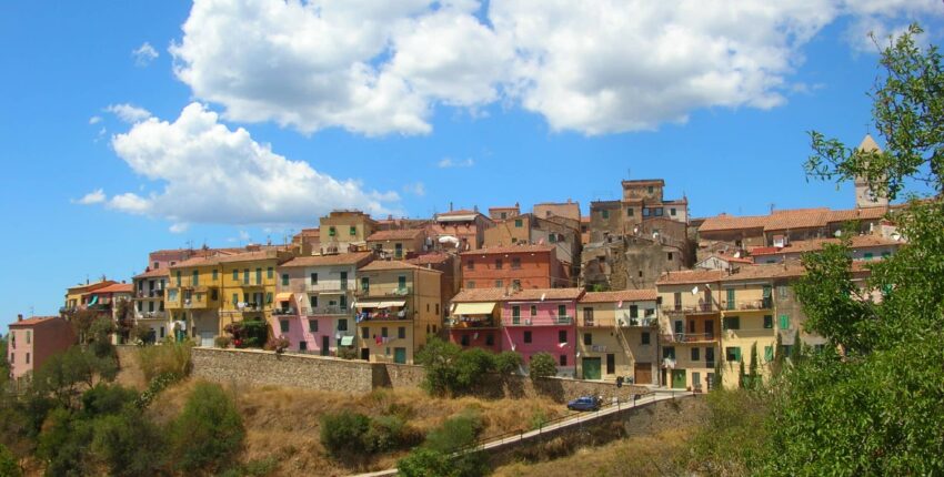 Location de jet privé : village coloré, ciel bleu.