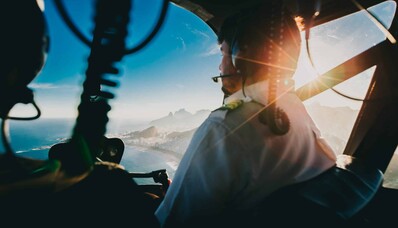 Tutto quello che c’è da sapere per diventare pilota di elicottero: formazione, stipendio, opportunità di carriera..